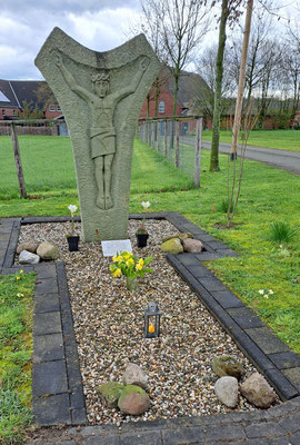 Das Kreuz beim Hof Niewind wurde zur Silberhochzeit von Susanne und Norbert Niewind aufgestellt. Ursprünglich stand es in der Nähe der Füchtelner Mühle.