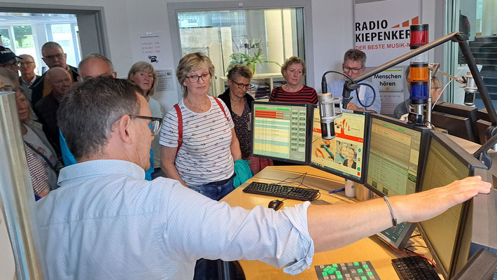 ... mit den vielen Monitoren, Mikrofonen und Anzeigen