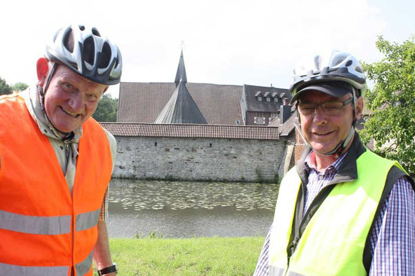 Hermann Röhling (Tourenplaner) und Ludger Besse (Vorsitzender des Heimatvereins)