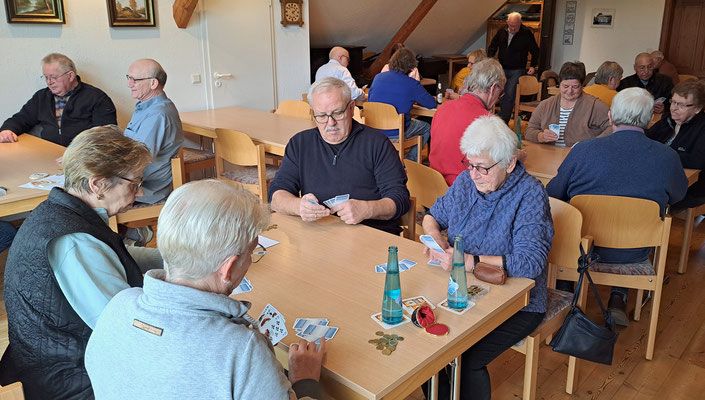 Kartenspiel im Heimathaus