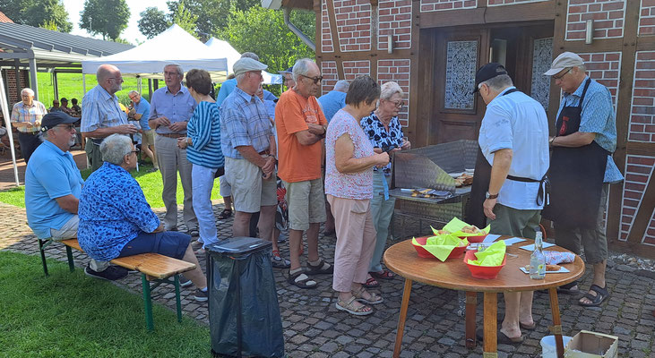 die Schlange vor dem Grillstrand wird länger