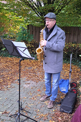 Klaus Brinkmann spielt Musikstücke mit der Posaune