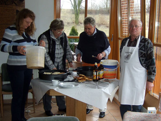 fleißige Helfer haben im Heimathaus für die Wanderer alles vorbereitet