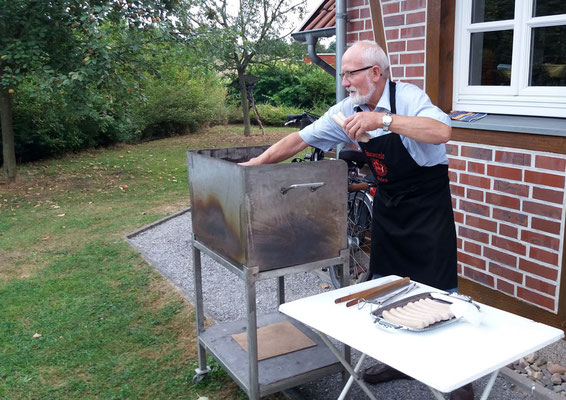 Nach der Tour hat Theo Lippelt bereits den Grill angeworfen ...