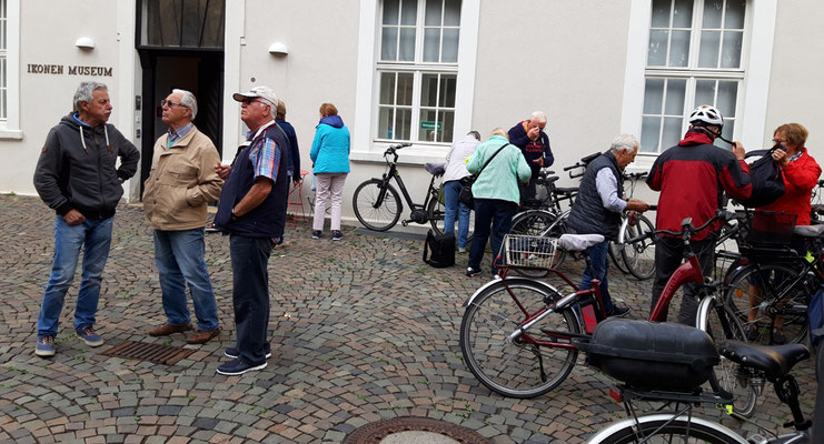 Die Radler haben das Ikonenmuseum erreicht