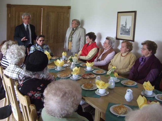 Im Heimathaus vor der Andacht begrüßen Ludger Besse und Hedwig Lunemann die Senioren 60+ zum Kaffeetrinken