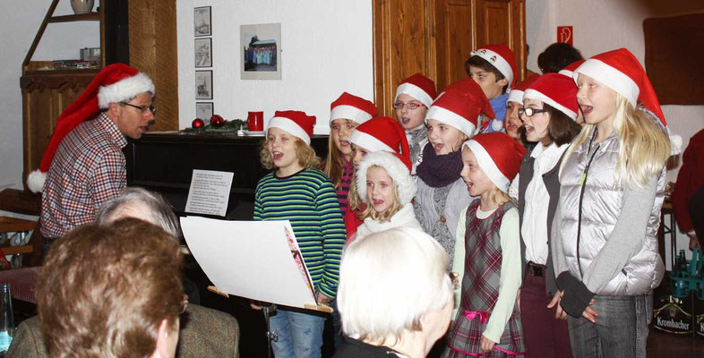 Der Kinderchor unter Leitung von Thomas Hessel versprühte eine tolle Atmosphäre - Foto: Theo Sander