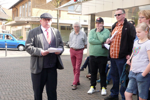 Pfr. Thorsten Melchert berichtet auf dem Marktplatz über das Judentum in Olfen