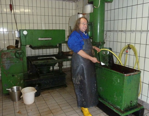 Keltermeister Louis Jan-Kellermann stand an der Dorfkelter im Dorfgemeinschaftshaus und servierte frischgepressten Apfelmost.