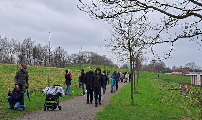 ... auf dem Weg am Kanal, wo die 33 Bäume gepflanzt sind.