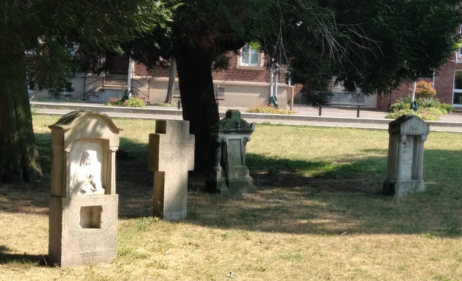 Die letzten Grabsteine im Stadtpark