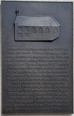 Die Bronzetafel an der Seite des Amtshauses in der Nähe der ehemaligen Synagoge.