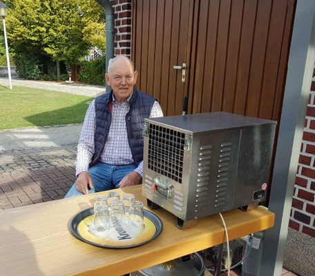 Harald Still zapfte das Bier aus Winnies Brauwerkstatt