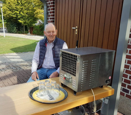 Harald Still zapfte das Bier aus Winnies Brauwerkstatt