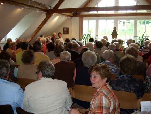 der voll besetzte Raum im Heimathaus