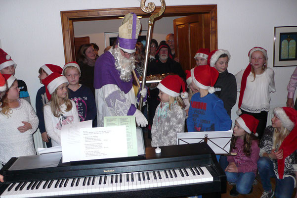 Der Nikolaus begrüßt den Kinderchor ...