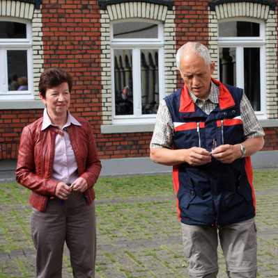 Maria Pier-Bohne (Vorsitzende des Heimatvereins Asbeck) begrüßt die Radlergruppe