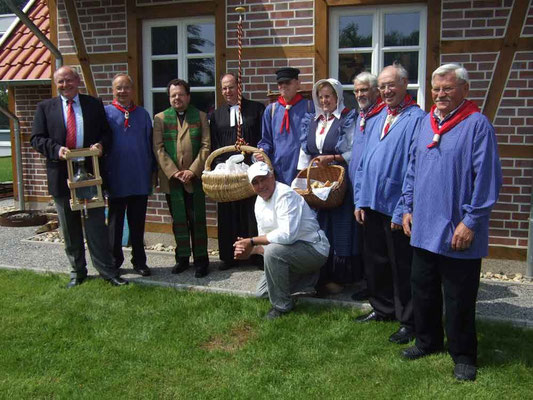 Das Brot ist gebacken und wird von Bauer und Bäuerin verteilt