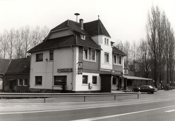 1980 - die B 236 führt noch direkt vor dem Forsthaus vorbei