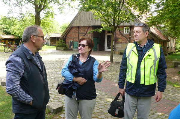 Werner Janning ( 1. Vors. HV Wettringen) mit den Reiseleitern Maria und Rudolf Kemna  aus Laer