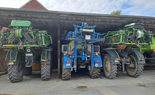 viele große Maschinen und Fahrzeuge stehen auf dem Hof
