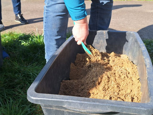 Sand und Saatgut mischen
