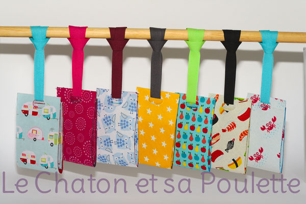 Porte-étiquette avec tissus Karavani, Cirklar fond fuchsia, Blue hiboux, Étoiles blanches fond jaune, Pomzépoires, Sushi et P'tits crabes - Le Chaton et sa Poulette