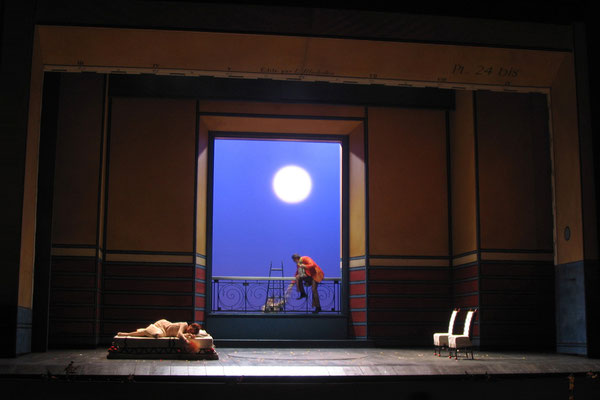 Photo de scénographie de l'opéra: Le Barbier de Séville. Opéra de Bordeaux. Mise en scène Laurent Laffargue.