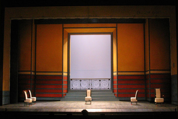 Photo de scénographie de l'opéra: Le Barbier de Séville. Opéra de Bordeaux. Mise en scène Laurent Laffargue.