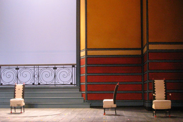 Photo de scénographie de l'opéra: Le Barbier de Séville. Opéra de Bordeaux. Mise en scène Laurent Laffargue.