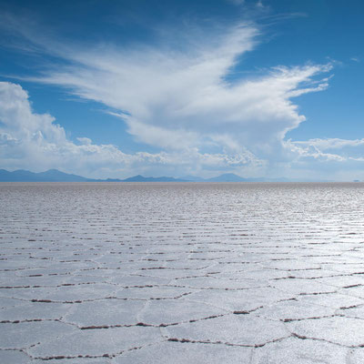 Bolivien: Wolkenformationen über dem Salzsee Salar De Uyuni