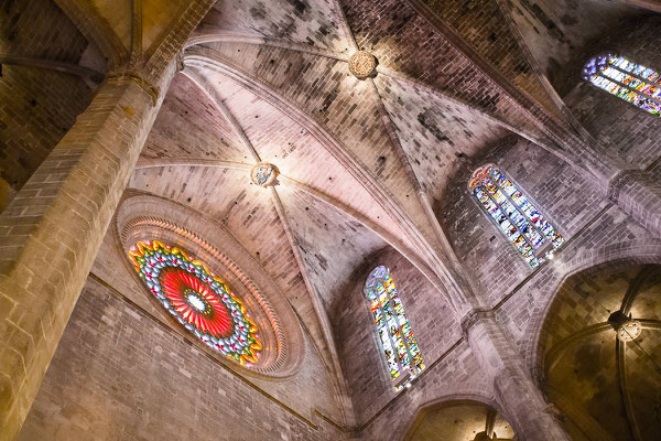 Die Decke und das Rundfenster der Kathedrale La Seu von Palma de Mallorca