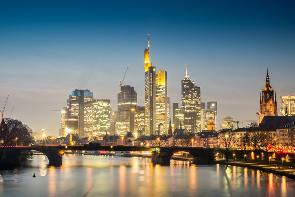 Frankfurt am Main Skyline Downtown zur blauen Stunde