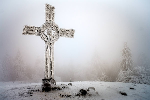 Gipfelkreuz auf dem Feldberg im Taunus im Winter mit Raureif