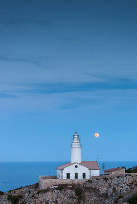 Der Leuchtturm von Capdepera auf Mallorca mit Mond zur blauen Stunde