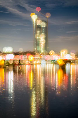 Die EZB in Frankfurt am Main, Nachts mit bunt reflektierenden Lichtern