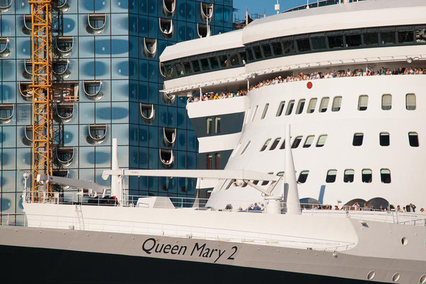 Detail der Queen Mary 2 und Elbphilharmonie beim Hafengeburtstag in Hamburg