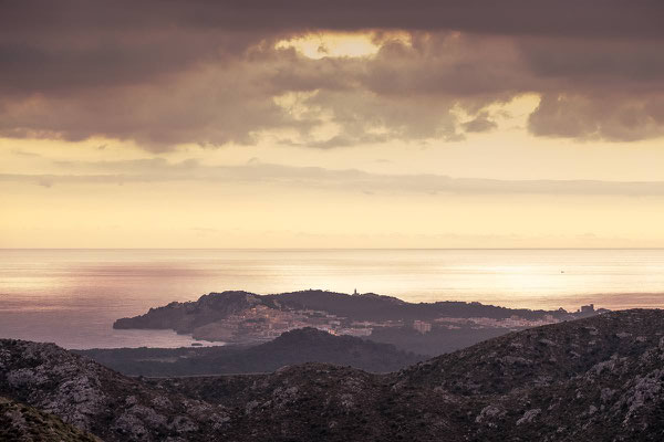 Blick auf Cala Ratjada aus der Ferne zur goldenen Stunde