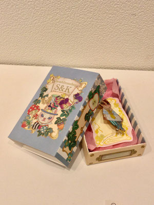 手書きブローチ 専用箱入り ブローチサイズ 約6cm前後 4180円 税込み ねこ 花 妖精の紙小物専門店 ギャラリー ショップ ねこの引出し 手書きブローチ 専用箱入り ブローチサイズ 約6cm前後 4180円 税込み ねこ 花 妖精の紙小物専門店 ギャラリー ショップ ねこの引出し