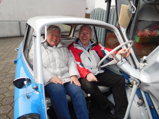 Reingard und Gerd sitzen in ihrer BMW600, BJ 1958