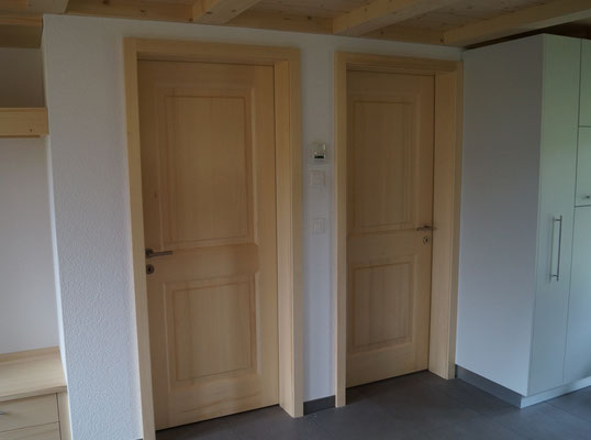 zwei Innentüren aus Holz nebeneinander