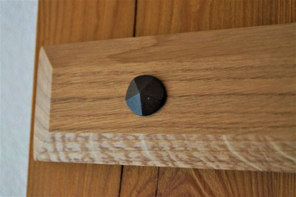 Detail Holztüre mit Eisenbeschlag