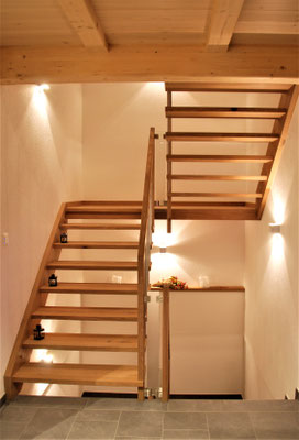 halbgewundene Treppe aus Holz, halbgewendelte Treppe