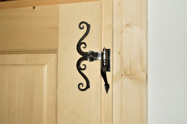 Detail Eisenbeschlag einer Holztüre
