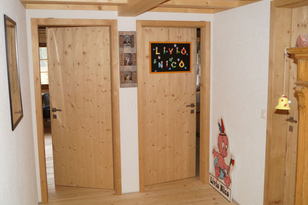 Innentüre aus Holz, beschriftet mit Kindernamen
