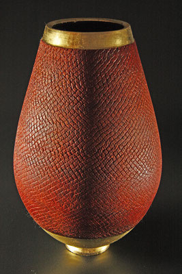 Vase "Phönix III" -  Zucker-Ahorn / h = 24,5 cm / Ǿ = 14,5 cm / texturiert, Spiritusbeize / Blattgold 24 Karat / unverkäuflich