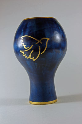 Deko-Vase "Gral": Korkenzieherweide, h = 21 cm / Ǿ (Fuß) = 7 cm / Ǿ (Bauch) = 13 cm / Ǿ (Halsöffnung) ) 8 cm Wandstärke = 3 mm / Oberfläche: gebeizt / Friedenstaube: Rotgold 23 Karat / unverkäuflich