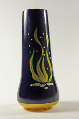 Edel-Vase "Magic water" - Birke / h = 25 cm / Ǿ ("Hals") = 6 cm / Ǿ ("Bauch") = 10,5 cm / Wandstärke = 3 mm Oberfläche: - Farbe: Chestnut "Royal blue" / Konturenfarbe: Schmincke Acrylic / Blattgold 24 K / unverkäuflich