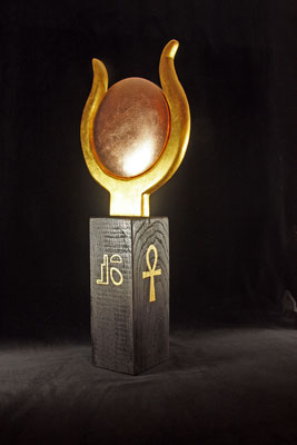 Skulptur "ISIS" - Sockel: Eiche = h: 31 cm, B: 12 cm / Aufsatz = Durchmesser 28 cm, h = 35 cm / Scheibe: reines Blattkupfer / Symbole und "Gehörn" = Blattgold 24 Karat  / unverkäuflich