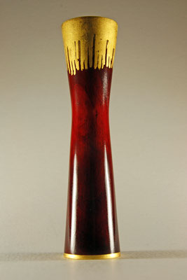 Edel-Vase "Inspiration" - Blutpflaume / h = 20,5 cm / Ǿ oberer Rand und Boden = 5 cm Ǿ „Taille“ = 3,5 cm Wandstärke = 2 mm -  Oberfläche: Chestnut Spirit stain „red“ / Blattgold 24 Karat 